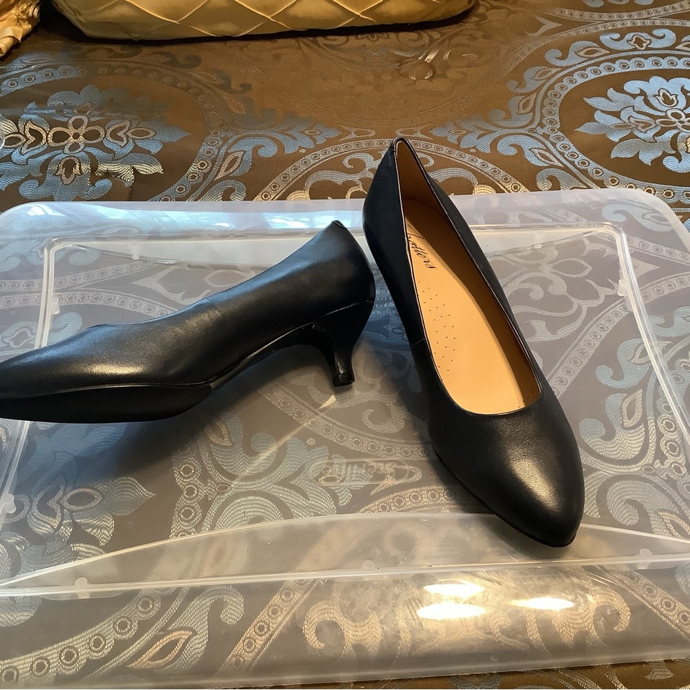 Blue leather Trotters NWOT - Picture 3 of 8